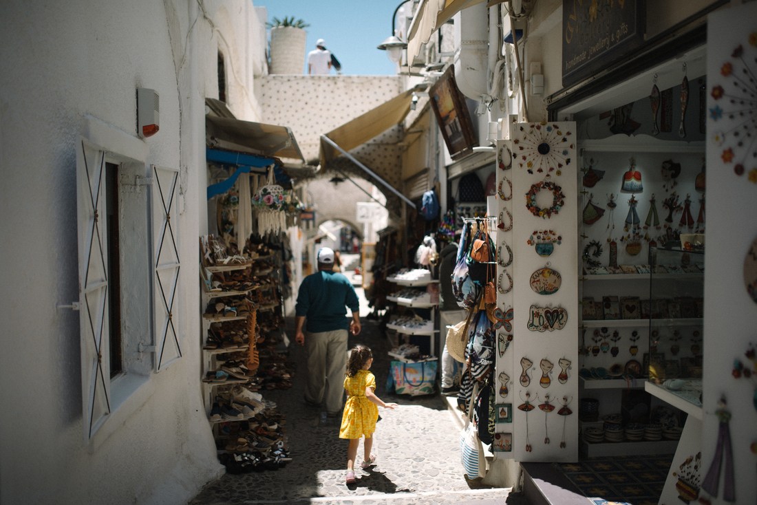 Dans les rues animées de THira 