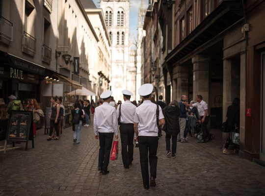 Les marins russes font du shopping