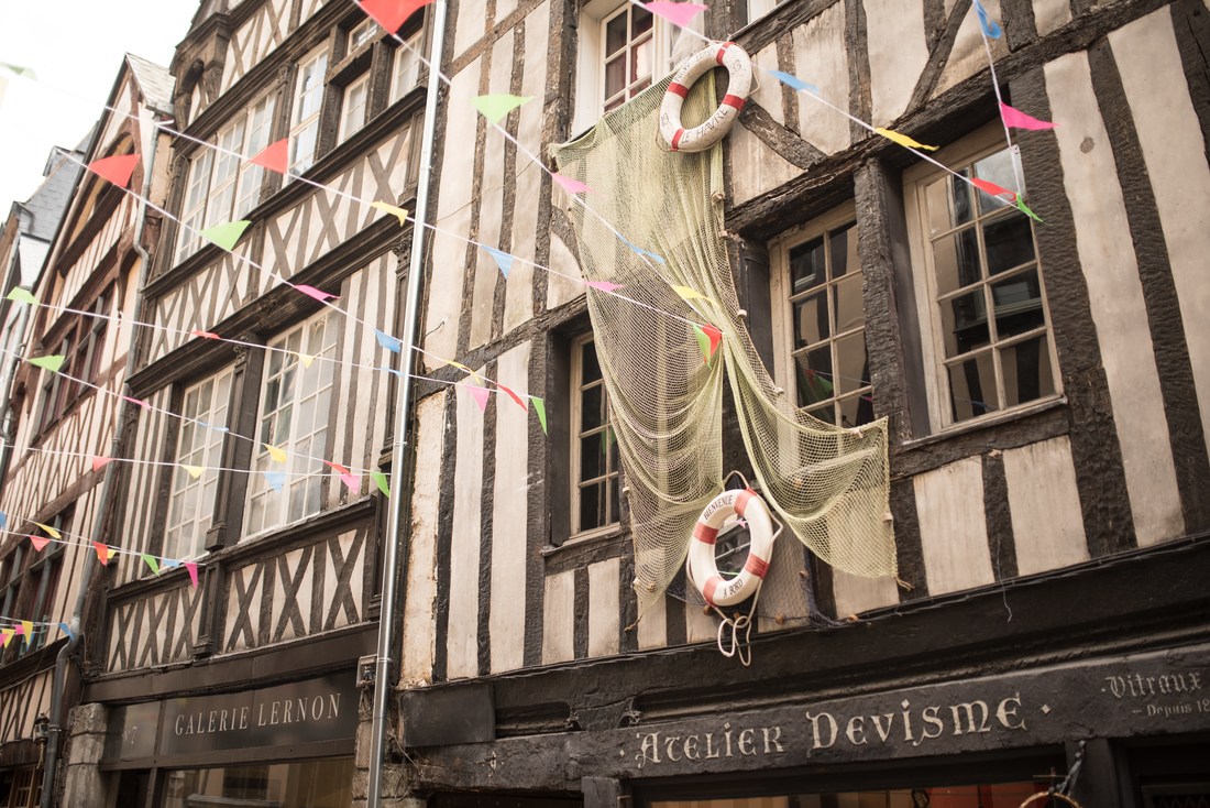 Rue Damiette à Rouen et ses décorations