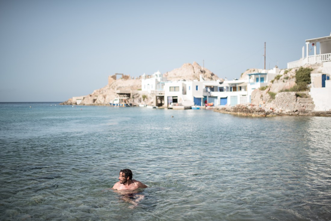 Seb qui se baigne en Grèce