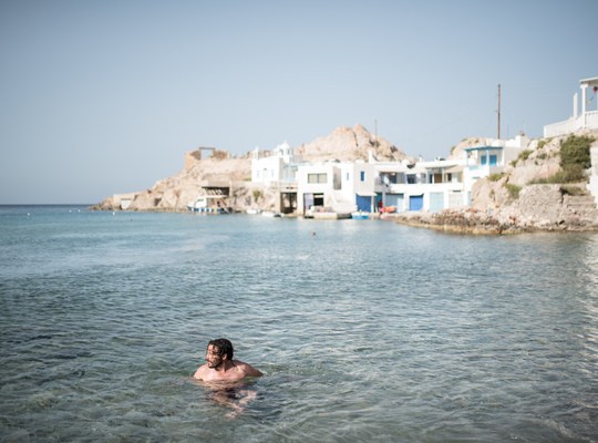 Seb qui se baigne en Grèce