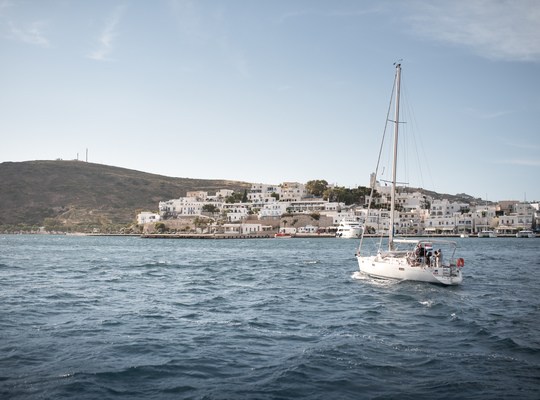 Bateau dans le port de Milos