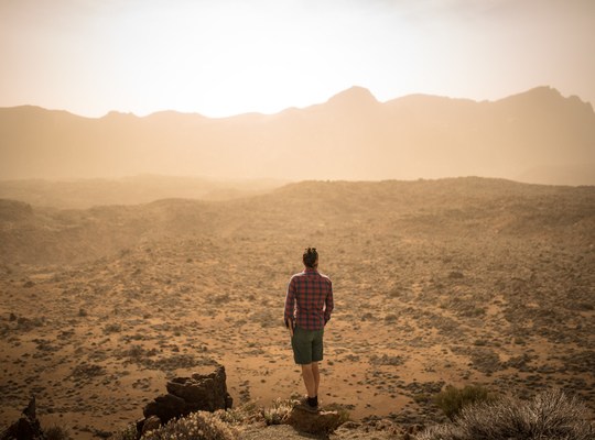 Seb face aux paysages désertique du Teide 