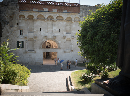 La Porte d'Or, Split