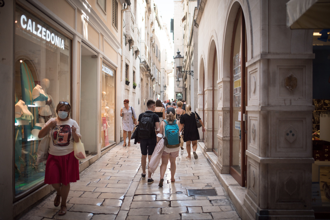 Les magasins côtoient les vieilles bâtisses