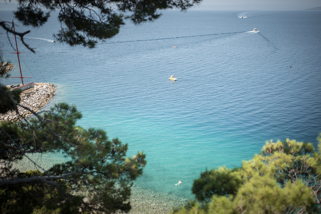 La mer bleue vue depuis Omis, Croatie